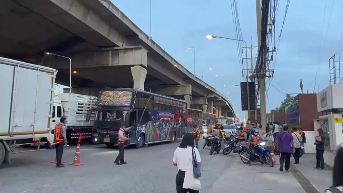 ปิดถนนเทพรัตนขาออก แนะ ขึ้นด่วนบูรพาวิถี