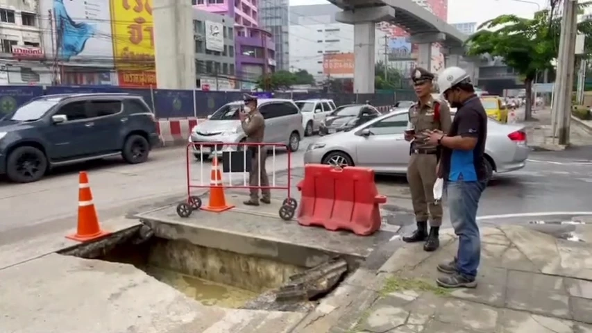 ถนนแจ้งวัฒนะ ยุบตัวเป็นบ่อลึก รถติดหนักแต่เช้า (มีคลิป)