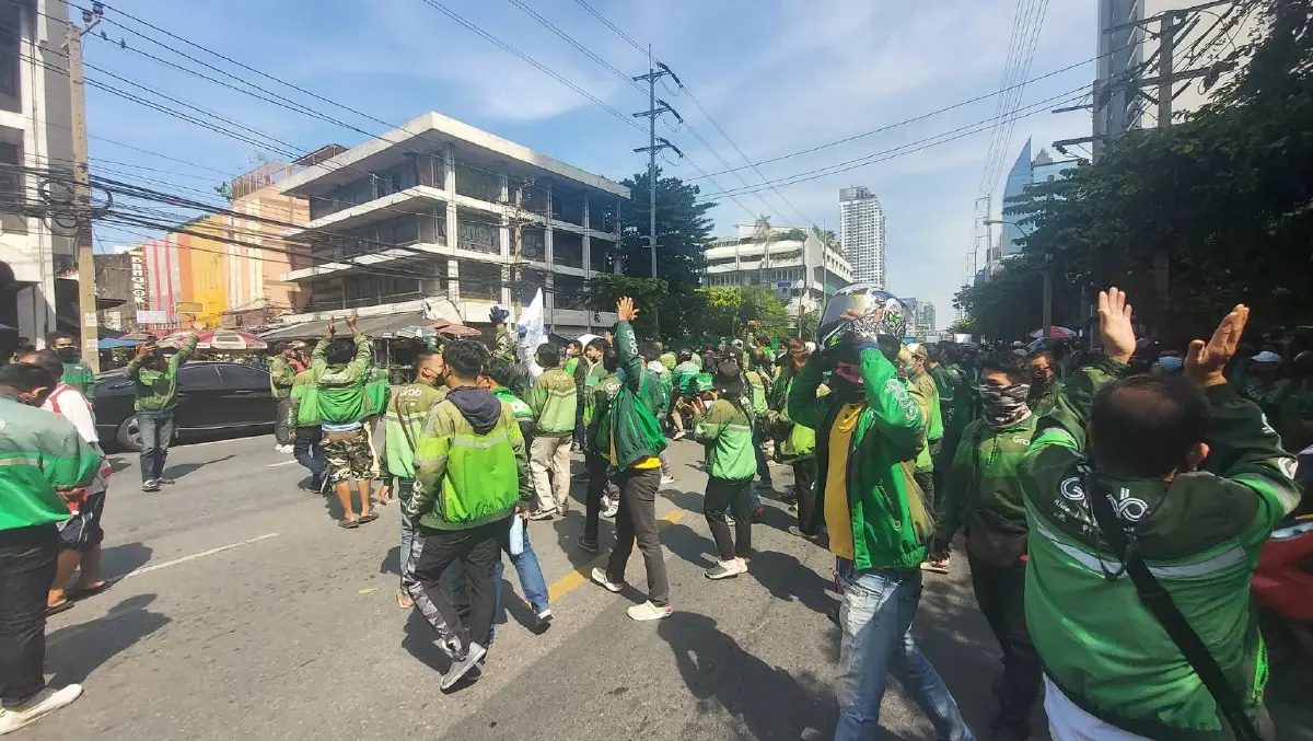 กลุ่มไรเดอร์ ปิดถนนเพชรบุรี เรียกร้อง "แกร็บ" ยกเลิกระบบจองงาน (มีคลิป)