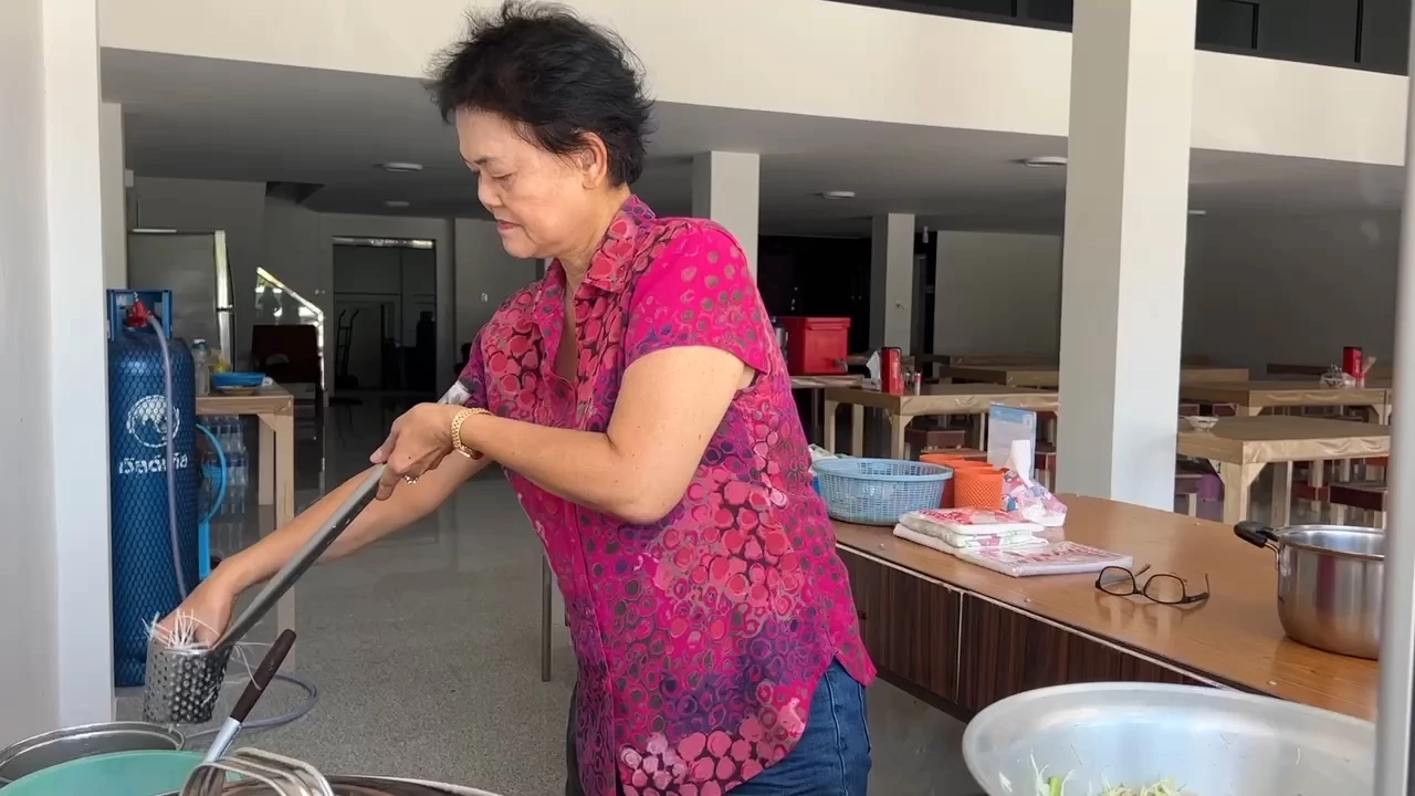 เจ้าของจิวเวลรี่ เปิดร้านข้าวแกง 10 บาท ช่วยชาวบ้านอิ่มท้องราคาถูก