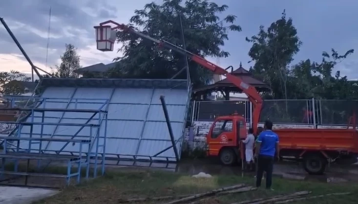 ระทึก! พายุถล่ม รร. ลมหอบหลังคาอัฒจันทร์ปลิวว่อน ครู - นร. หนีตายกันอลหม่าน