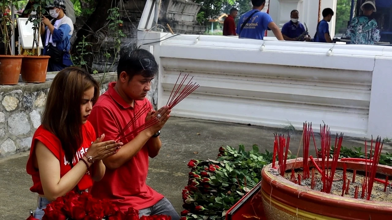 ผู้ใหญ่เบียร์ และภรรยา แก้บน ท้าวเวสสุวรรณ หลังถูกลอตเตอรี่ รางวัลที่ 1