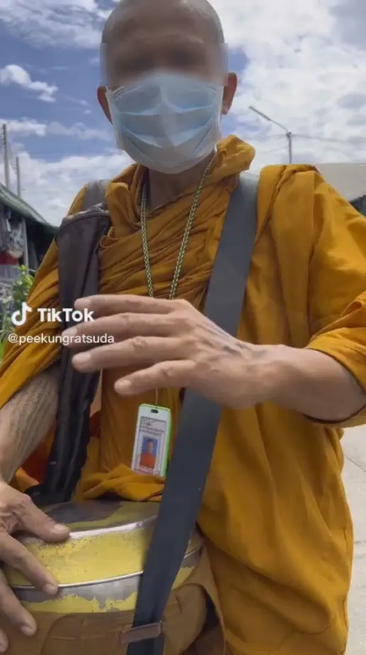 สนั่นโซเชียล! พระบิณฑบาตจนเที่ยง ที่ตลาดโรงเกลือ เน้นเงินสดเท่านั้น (คลิป)