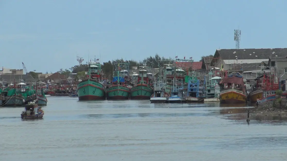 หาม 4 ลูกเรือระยองสูดแก๊สพิษ สาหัส กู้ชีพเร่งหามส่ง รพ.