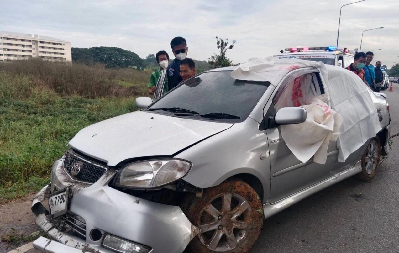 สลด! หนุ่มใหญ่มาหาญาติที่พะเยา ขับรถยนต์เก๋งพุ่งตกแม่น้ำอิงดับคารถ