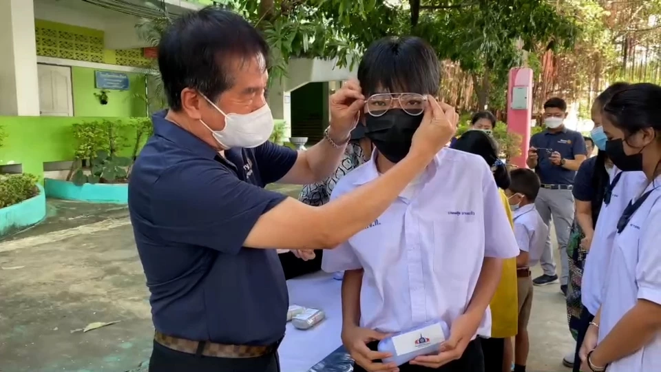 มอบโลกใบใหม่ ตัดแว่นสายตามอบเด็กนักเรียนด้อยโอกาสฟรี