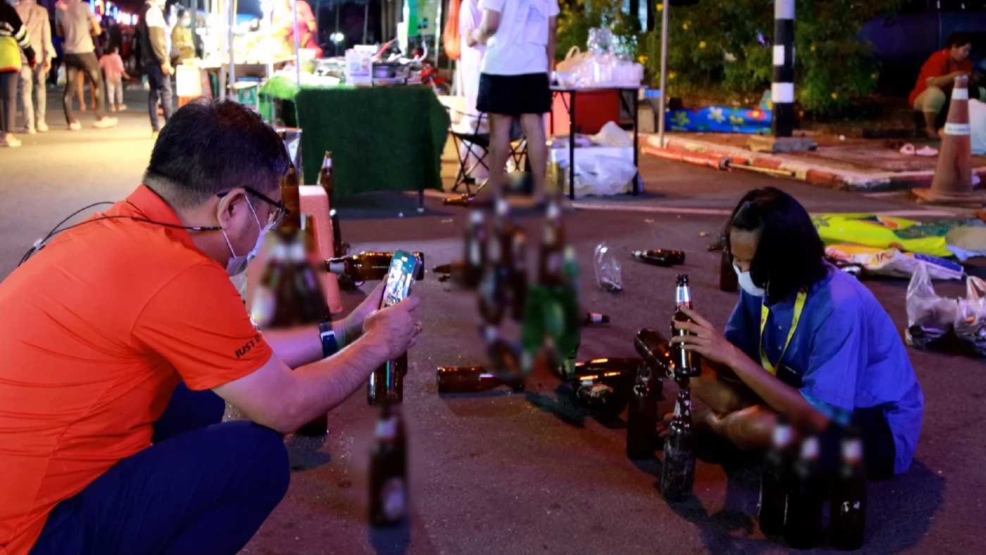 สาวน้อย 19 ปี สู้ชีวิต “โชว์ต่อขวด” หาทุนส่งน้องเรียนหนังสือ