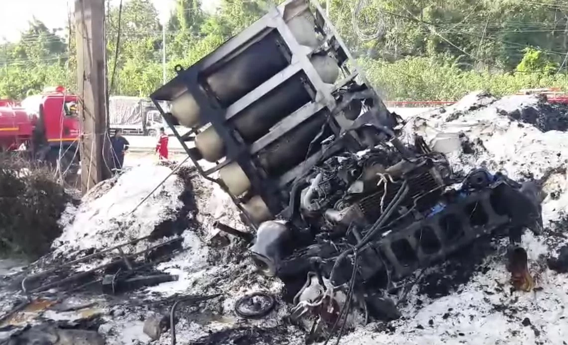 รถพ่วง 22 ล้อ ลงเขาเนินทับกวาง เบรกไม่อยู่ชนดะ 6 คัน ไฟลุกท่วม ดับ 1