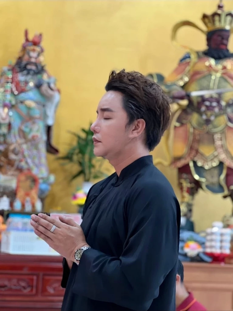 ริว จิตสัมผัส หรือ ปาณรวัฐ ลิ่มรัตนอาภรณ์ 