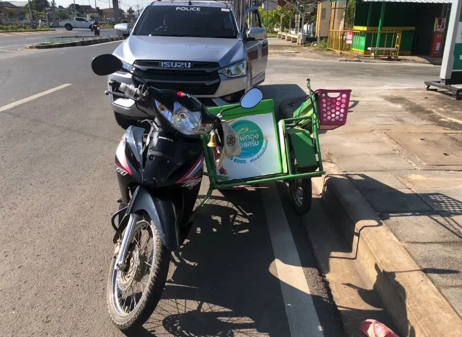 นาทีชีวิต! หนุ่มขายไอติมขี่รถย้อนศร ถูกปาเจโร่ชนสนั่น บาดเจ็บเล็กน้อย