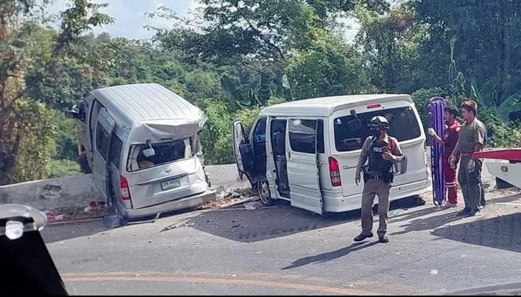 สยอง รถตู้เสียหลักแหกโค้งทับเบิก ถูกรถตู้อีกคันแหกโค้งชนซ้ำ (มีคลิป)