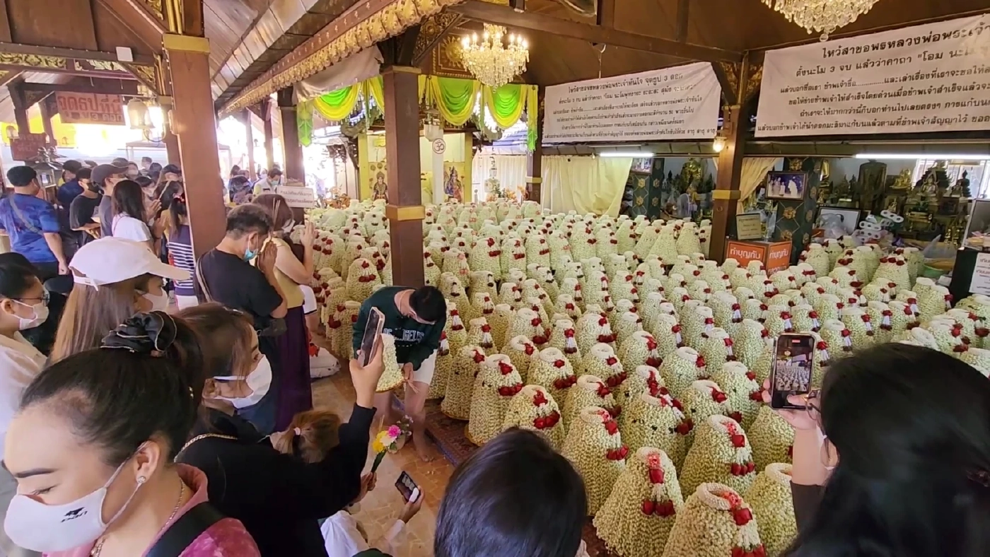 ตะลึงทั้งวัด ขนพวงมาลัยดอกมะลิ 3.4 ล้านบ. แก้บน"หลวงพ่อทันใจ" คอหวยส่องเลขเด็ด