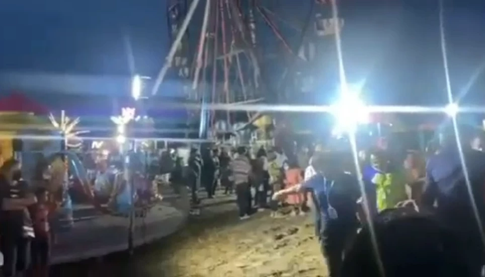 ด่วน! เครื่องเล่นสวนสนุกตัวล็อกหลุด เหวี่ยงเด็กลอยละลิ่ว เจ็บ 5 คน (มีคลิป)