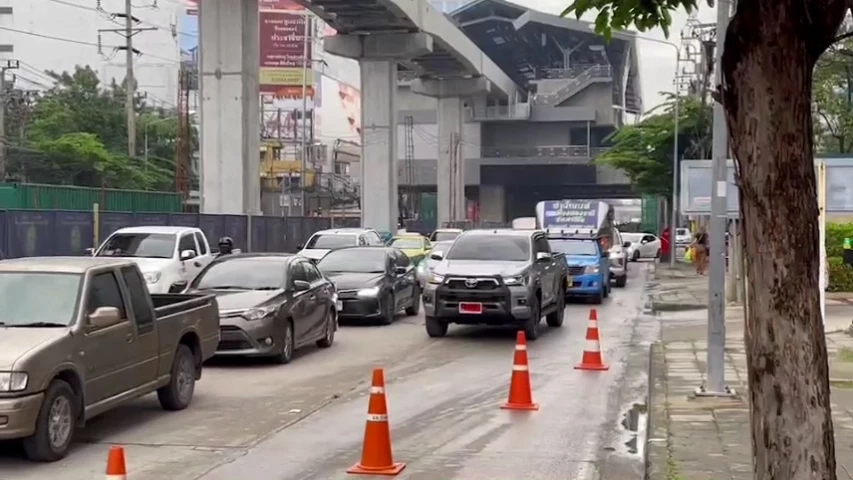 ถนนแจ้งวัฒนะ ยุบตัวเป็นบ่อลึก รถติดหนักแต่เช้า (มีคลิป)