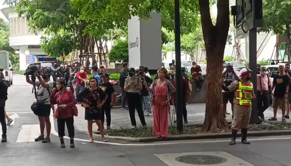 "ทะลุฟ้า” บุก สตช. ประณามสลายม็อบ ตร. จัดจีโน่ ตรึงกำลัง คฝ. รับมือ