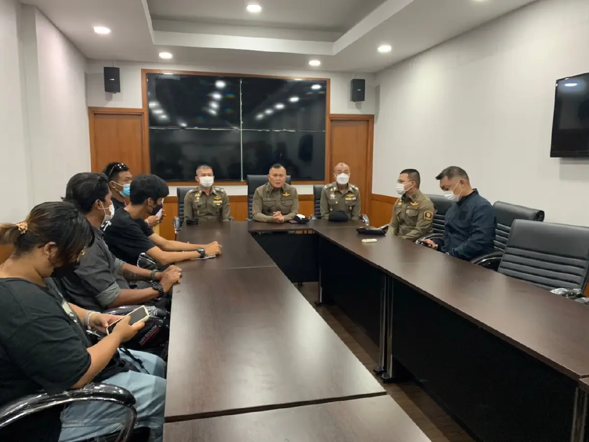 "ทะลุฟ้า” บุก สตช. ประณามสลายม็อบ ตร. จัดจีโน่ ตรึงกำลัง คฝ. รับมือ
