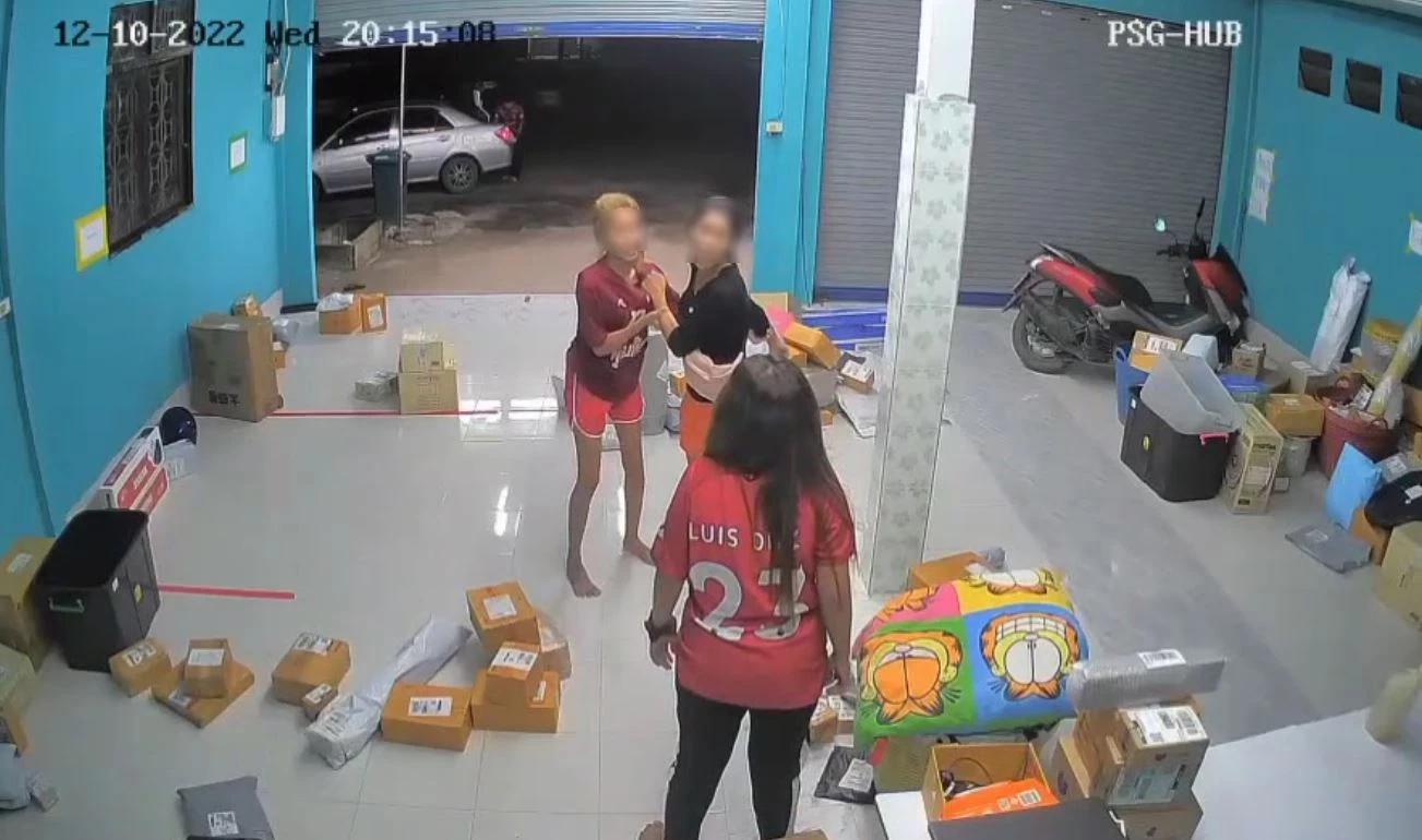 ช่างกล้า! พ่อเจ็บใจแทนลูกสาวโดนไล่ออก บุกต่อยหัวหน้าหญิง ขู่เอาปืนยิง