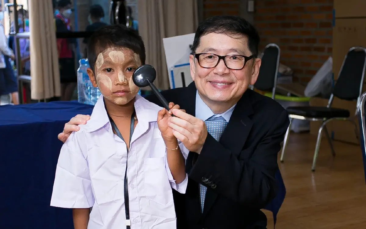 แว่นท็อปเจริญ ร่วมกับ มูลนิธิ ONESIGHT EssilorLuxottica ก่อตั้งคลินิกจักษุแม่ตาว เพื่อมอบแว่นตาและบริการด้านสายตาที่เข้าถึงแก่ผู้ยากไร้