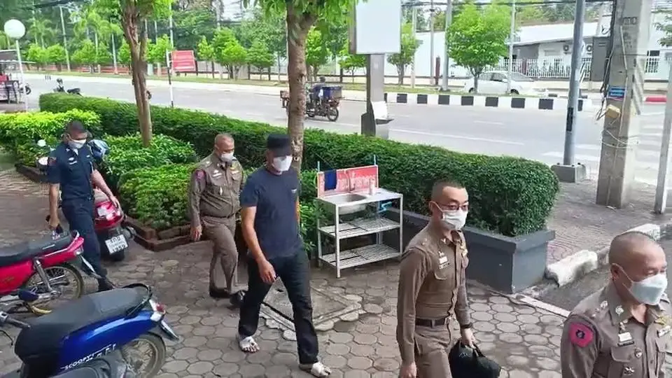 "หมู่โด้" โผล่มอบตัวปลอมยศหลอกแอ้มสาว เจอแจ้งทันที 2 ข้อหา