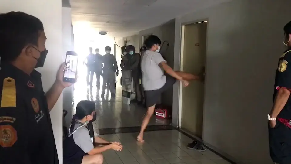 นาทีบุกเข้าไปช่วย ต้องกระโดดถีบประตูเช้าไป