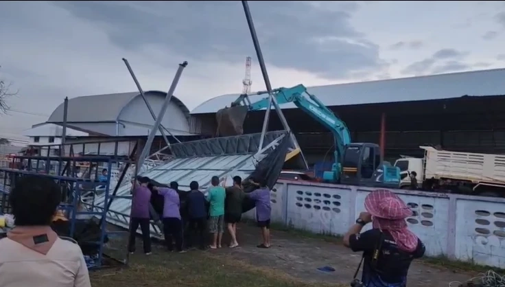 ระทึก! พายุถล่ม รร. ลมหอบหลังคาอัฒจันทร์ปลิวว่อน ครู - นร. หนีตายกันอลหม่าน