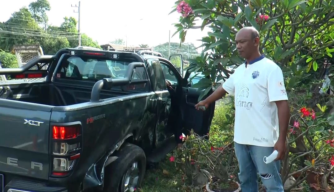 กระบะตีนผีเหินข้ามเลน พุ่งชนร้านค้าข้างทางพังยับ เด็ก 4 ขวบ ดับสลด (มีคลิป)