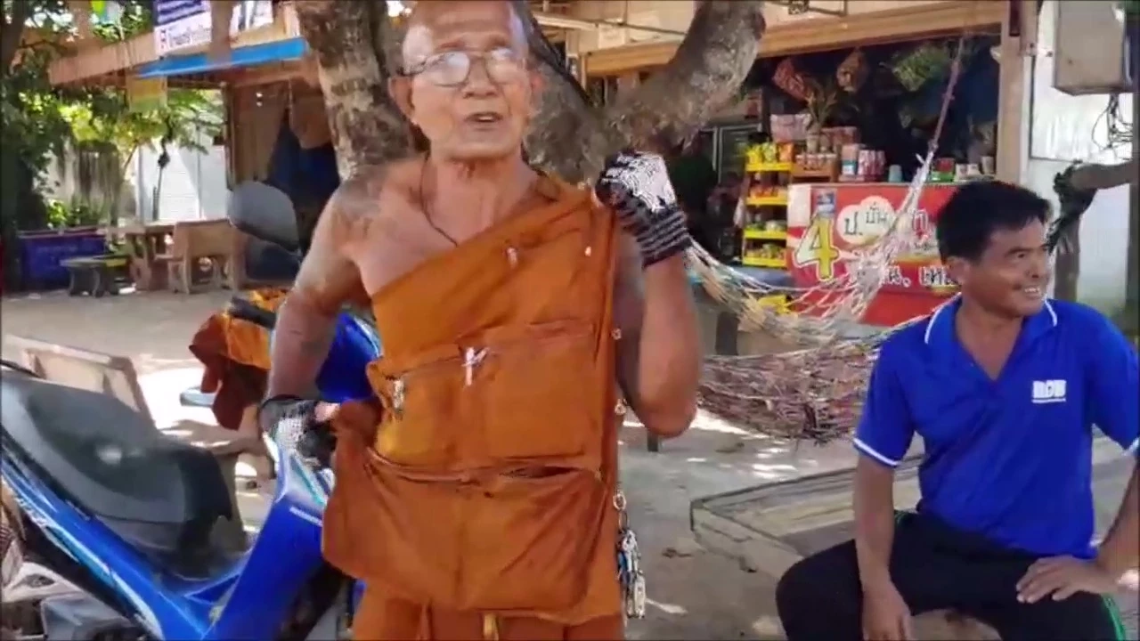 ถอดสบงแล้วทรงพลัง! หลวงตาเมาพญานาคท้าต่อยชาวบ้าน-นักข่าว