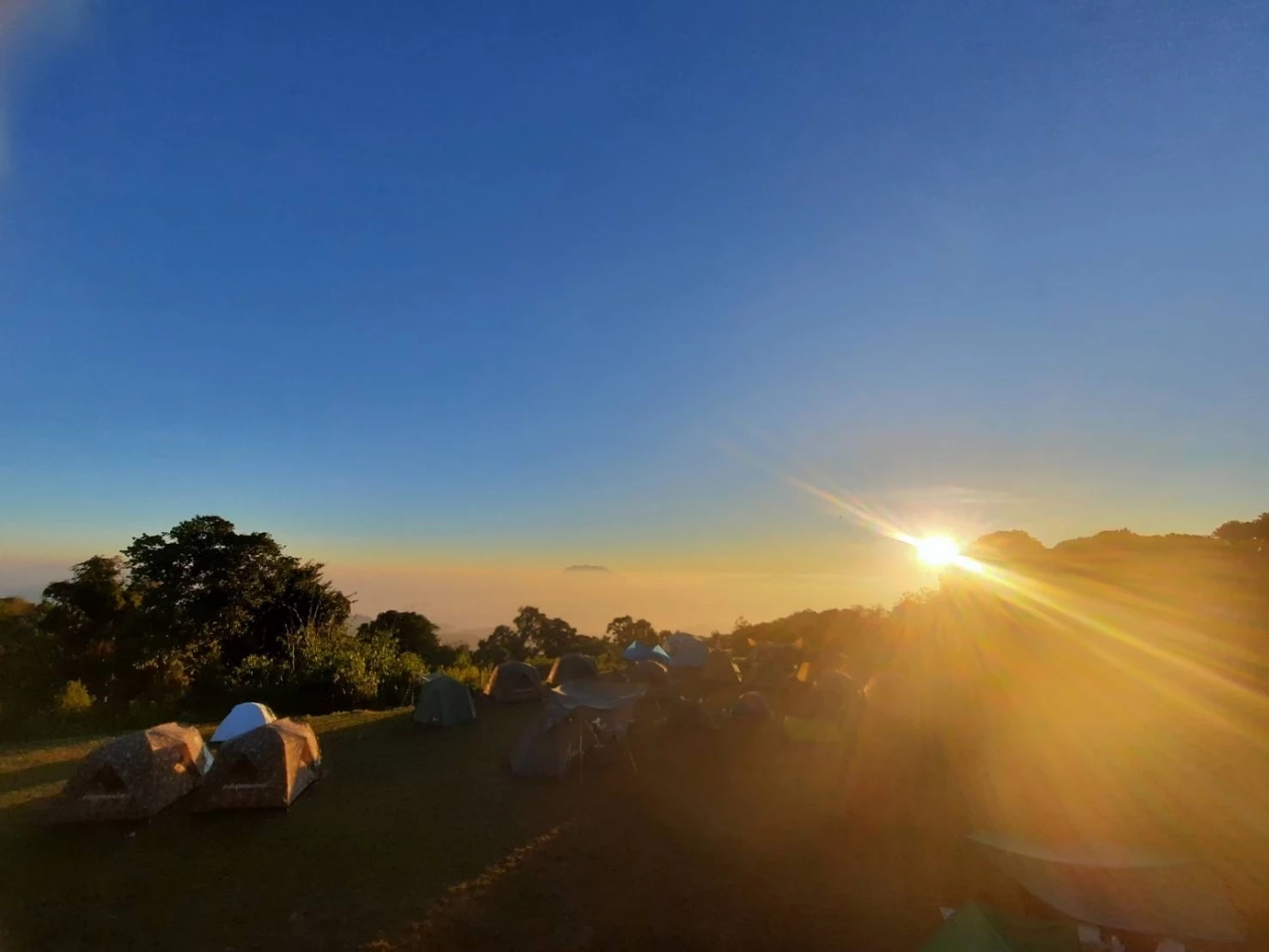 นักท่องเที่ยวแห่ขึ้นดอย ชมแสงแรกวันใหม่ เหมยขาบ ทะเลหมอก (คลิป)