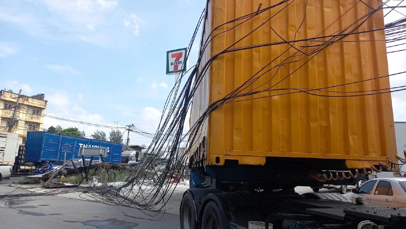 ระทึก! พ่วง 18 ล้อ เกี่ยวสายไฟฟ้าแรงสูง เสาล้ม-ไฟช็อต