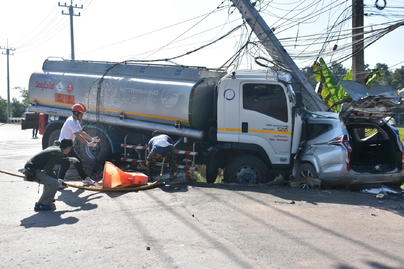 สยอง รถบรรทุกน้ำมัน ชนอัดก๊อปปี้รถไปงานบุญกับเสาไฟฟ้า เสียชีวิต 5 ราย