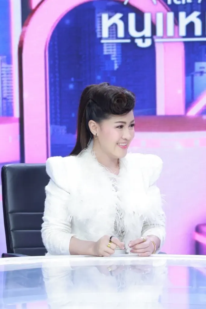 หญิงลี ศรีจุมพล