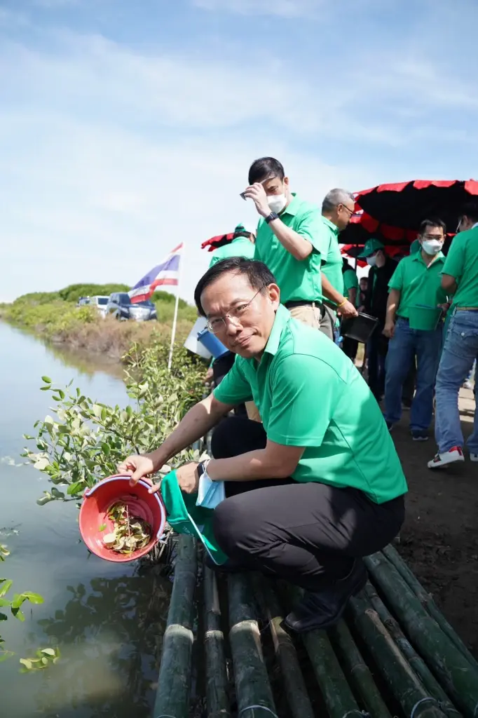 "วพน.16" ปันน้ำใจมอบทุนชุมชน-ปลูกป่าชายเลน บ้านแหลม จ.เพชรบุรี
