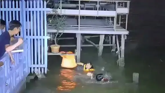 สุดระทึก สาวกระโดดสะพานพระราม 5 กู้ภัยฯช่วยได้รอดหวุดหวิด (คลิป)