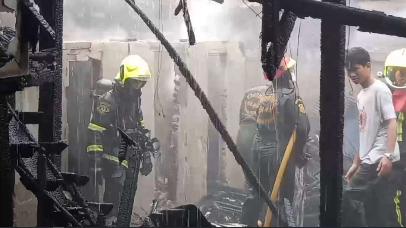 ลุงรปภ.บางคอแหลม เศร้า “บ้าน - ของสะสม” วอดในกองเพลิง