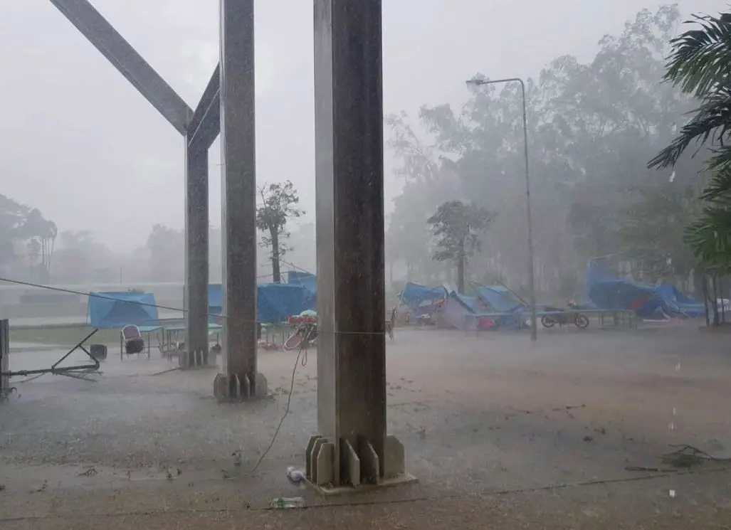 พายุฝนถล่ม! งานแถลงข่าว ม.ราชภัฏเพชรบูรณ์ เต็นท์ปลิวว่อน นศ.บาดเจ็บ 2 ราย