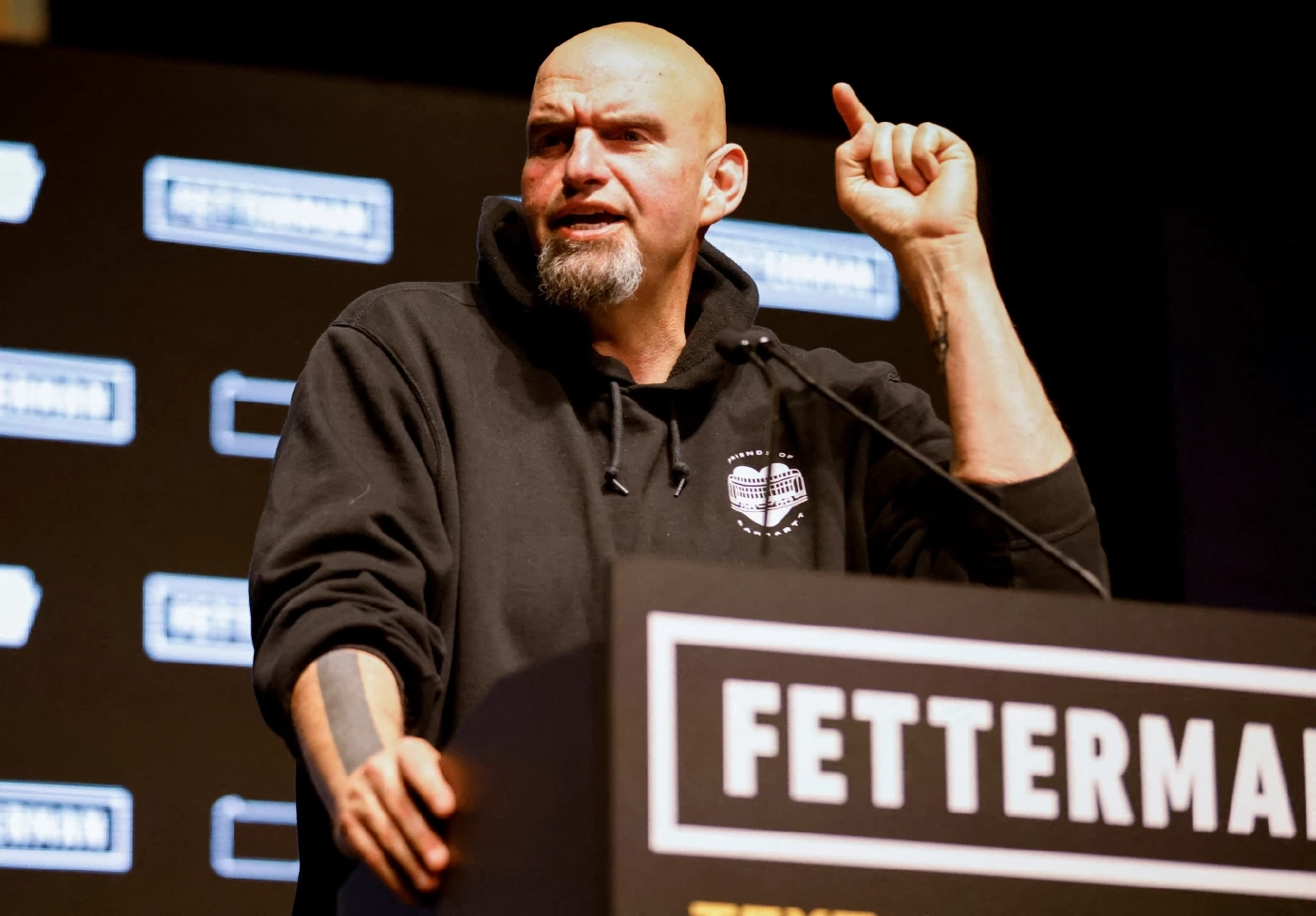 จอห์น เฟตเทอร์แมน ผู้สมัครเดโมแครต คว้าเก้าอี้วุฒิสมาชิกรัฐเพนซิลเวเนีย