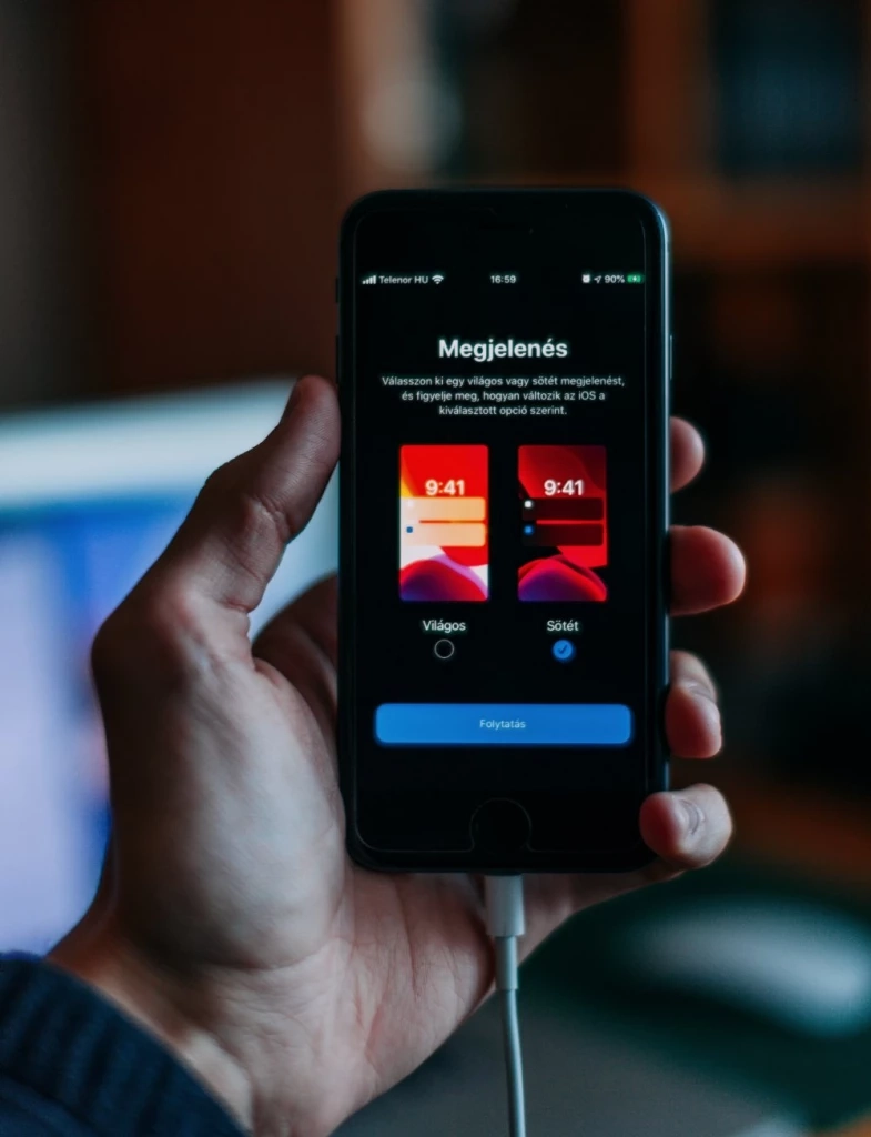 ปิดไฟใช้โทรศัพท์อย่างไรให้ถนอมดวงตา