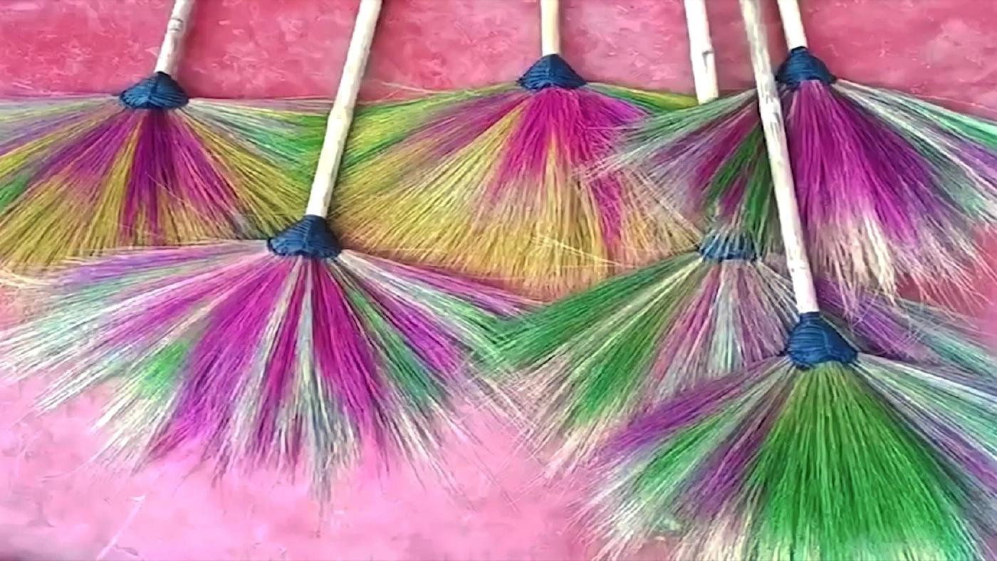 หญิงไอเดียดี เปลี่ยนไม้กวาดธรรมดาเป็น “ไม้กวาดแฟนซี” ดึงดูดลูกค้า