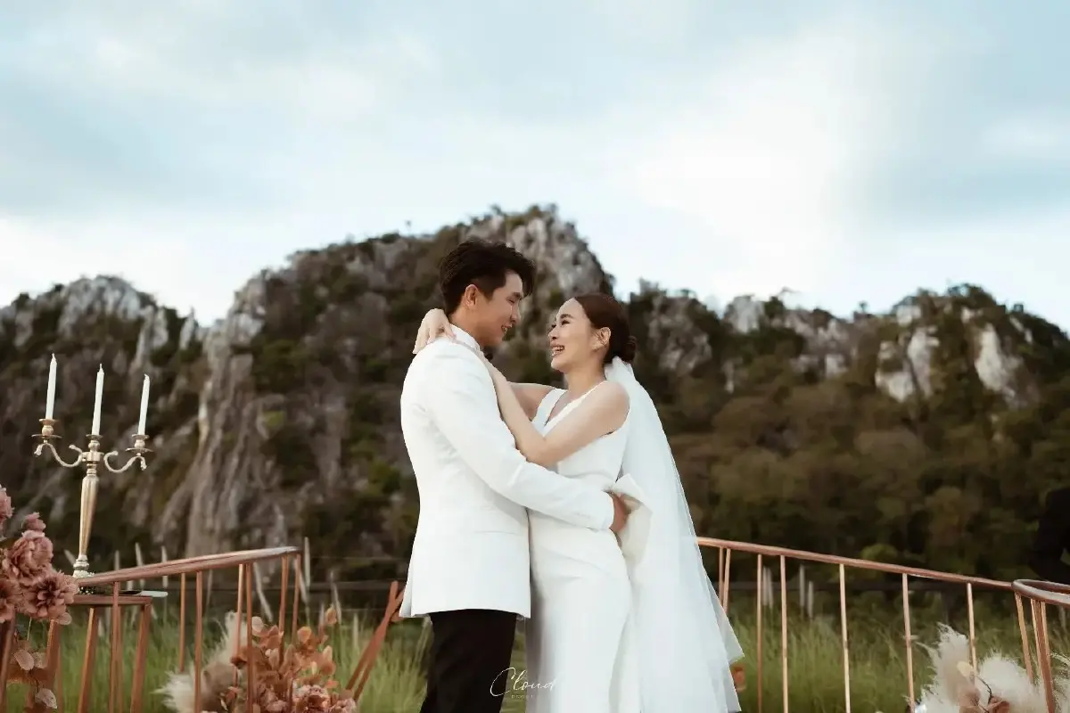 เก็บตกภาพบรรยากาศ “โบวี่ อัฐมา” จัดงานแต่งริมเขา คนบันเทิงร่วมยินดี