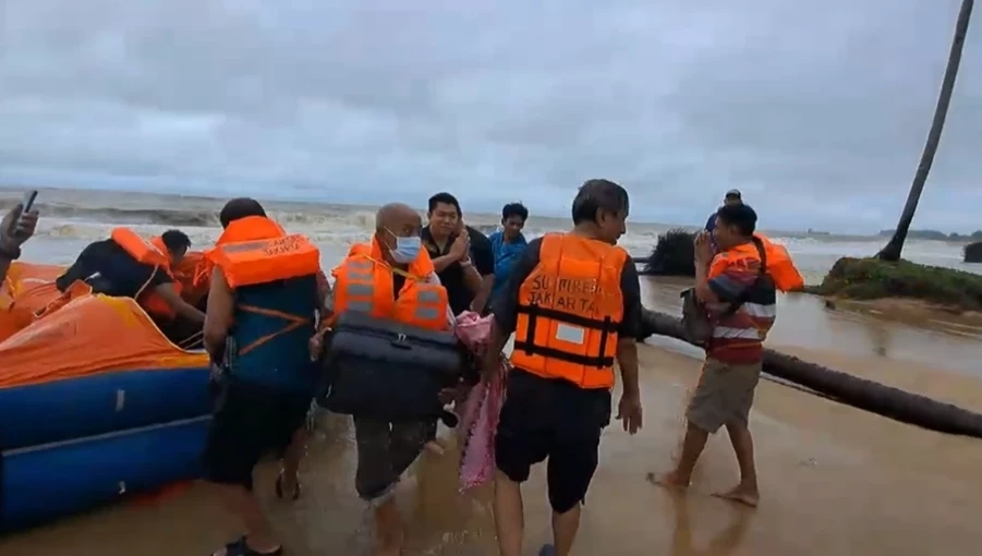 คลื่นลมแรงซัดเรืออินโดนีเซีย เกยหาดตะโละกาโปร์ 8 ชีวิตสละเรือเอาชีวิตรอด
