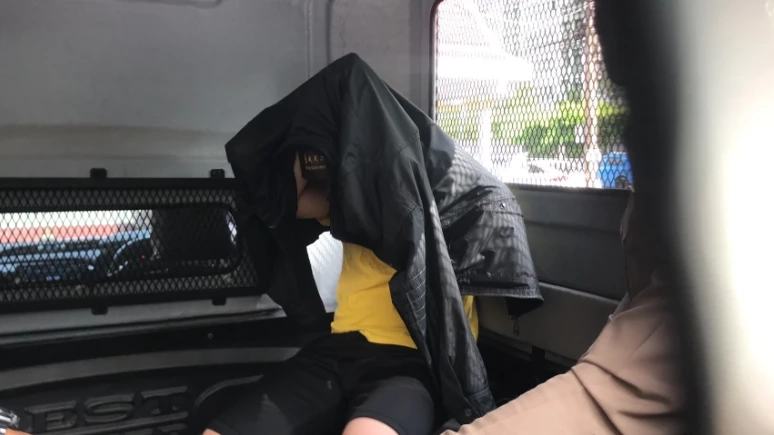 ตำรวจนำตัว นำตัว นายพีรสิน ไปฝากขัง