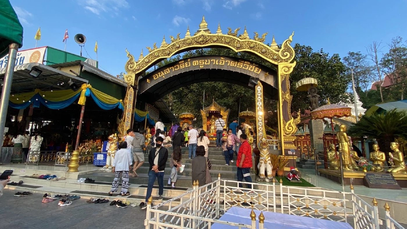 นทท.ทำบุญตักบาตรวันสิ้นปี กราบไหว้สักการะ "ครูบาศรีวิชัย" คึกคัก