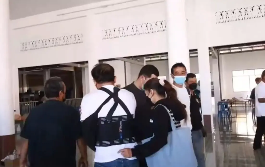 พี่ชายเหยื่อกระบะตีนผี ปรี่ชกหน้าคู่กรณี ตะโกนลั่น ฆ่าน้องสาวผมทำไม (คลิป)