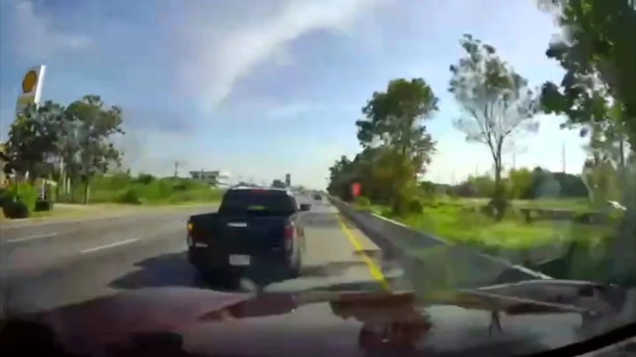 รถกระบะขนแรงงานต่างด้าว ซิ่งหนีตำรวจทางหลวง