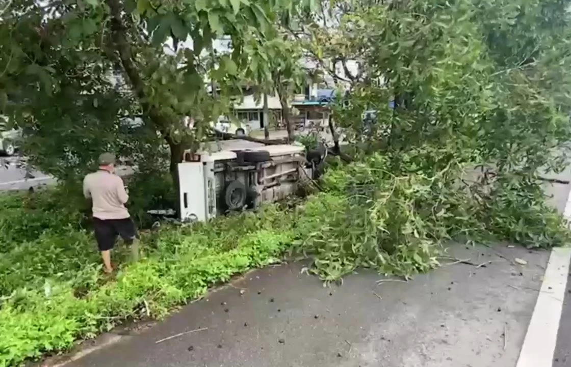 ดราม่า! พ่อค้ายาจับมือเมียร่ำไห้ เผย เพิ่งรอดตาย จากอุบัติเหตุชนต้นไม้