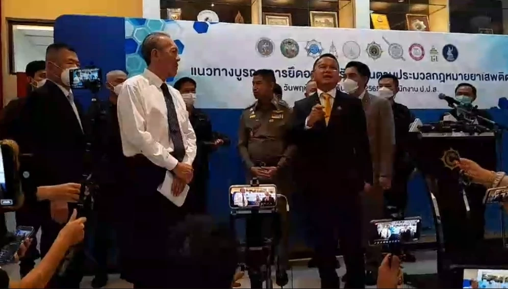 นายชูวิทย์ และ นายสมศักดิ์ 