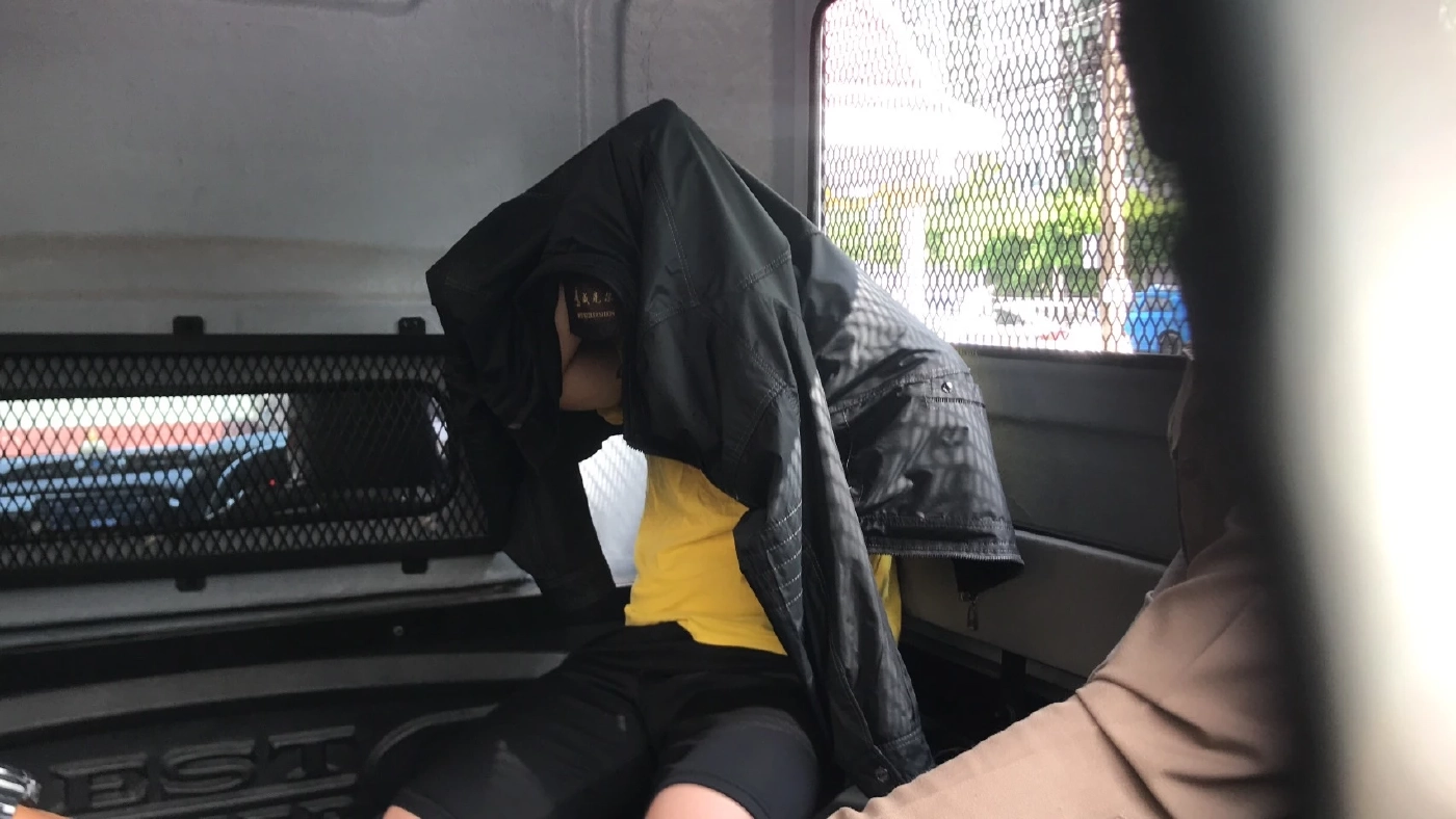 ตำรวจหลักสอง คุมมือยิงคู่กรณีดับคาโรงพัก ฝากขังผลัดแรก