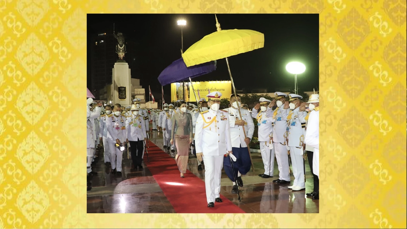 ในหลวง พระราชินี เสด็จฯ ทรงถวายราชสักการะ พระบรมราชานุสาวรีย์พระเจ้าตากสินมหาราช