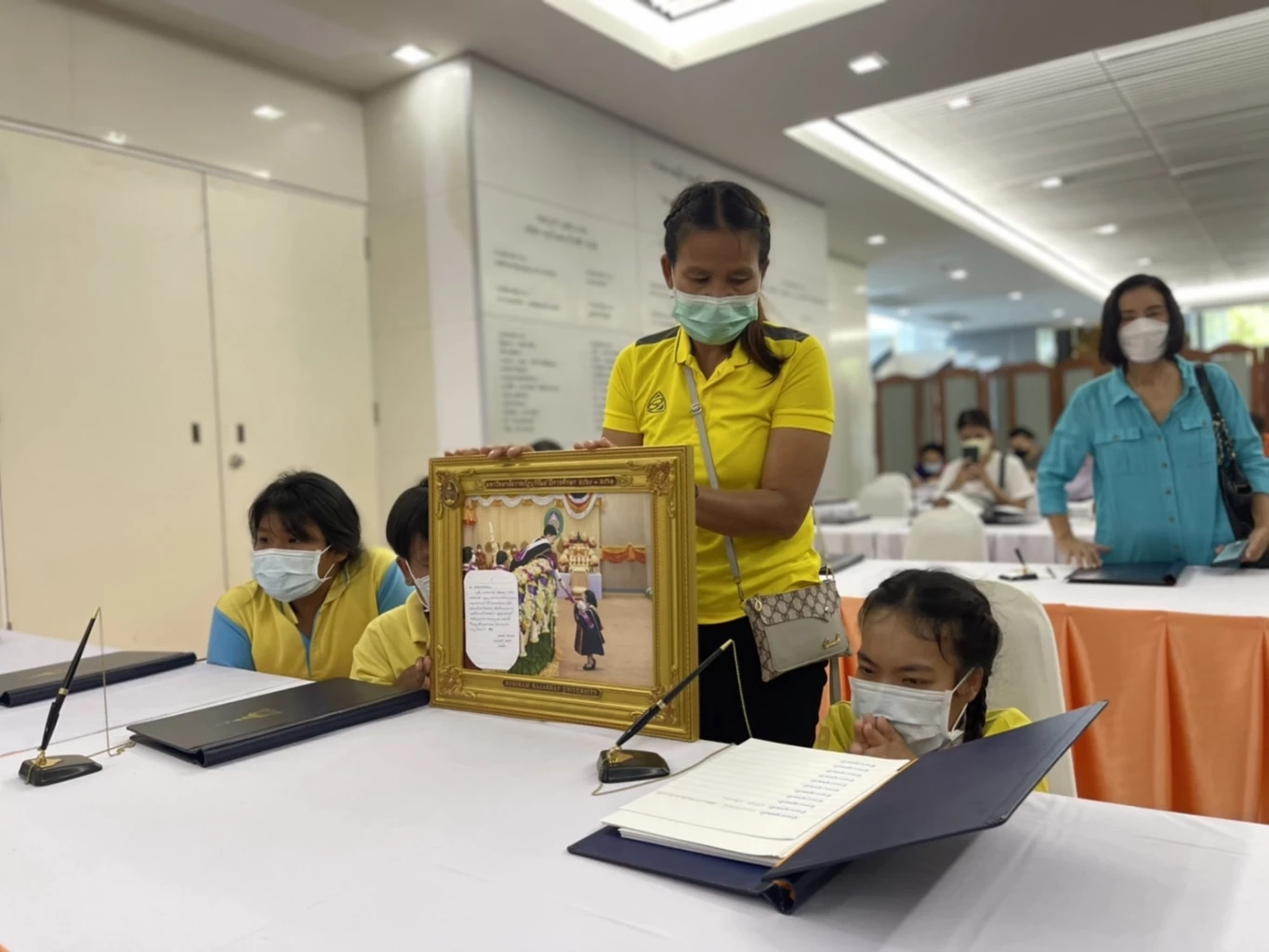 น้องหมิว บัณฑิตจิ๋ว พร้อมครอบครัว ร่วมลงนามถวายพระพร ‘เจ้าฟ้าพัชรกิติยาภา’ 