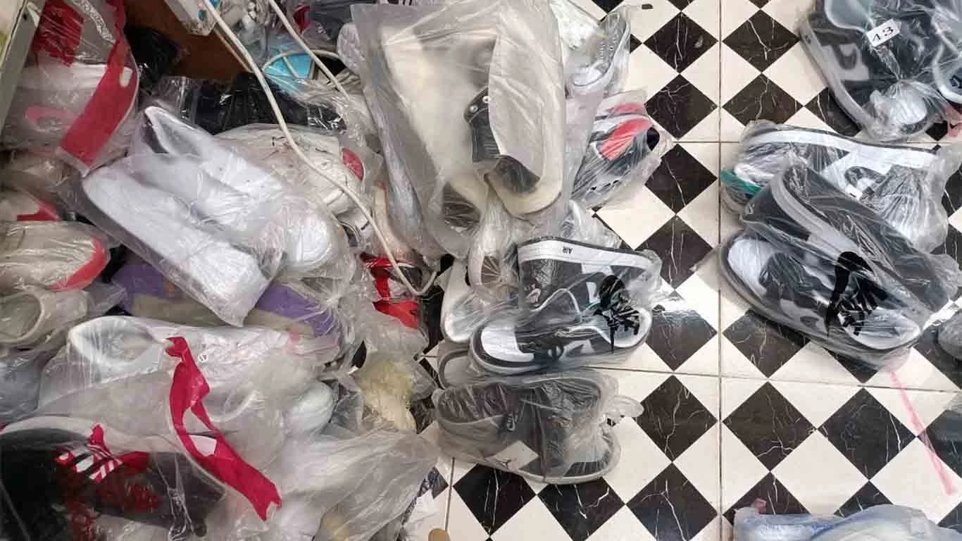 บุกโกดังตลาดโรงเกลือ ยึดรองเท้าละเมิดลิขสิทธิ์ 2 พันคู่ มูลค่า 2 ล้าน